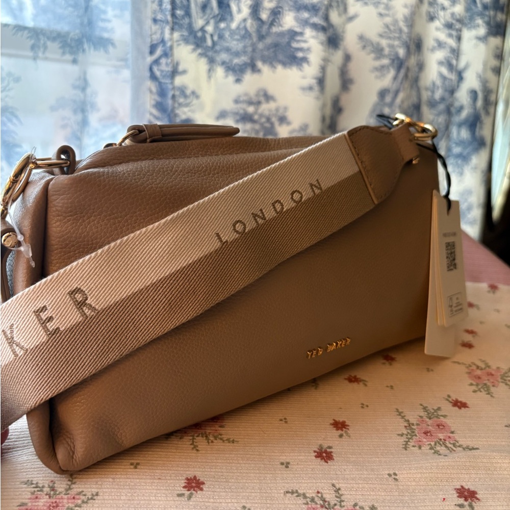 Ted Baker Beige Leather Crossbody Bag with Gold Accents - Picture 9 of 9